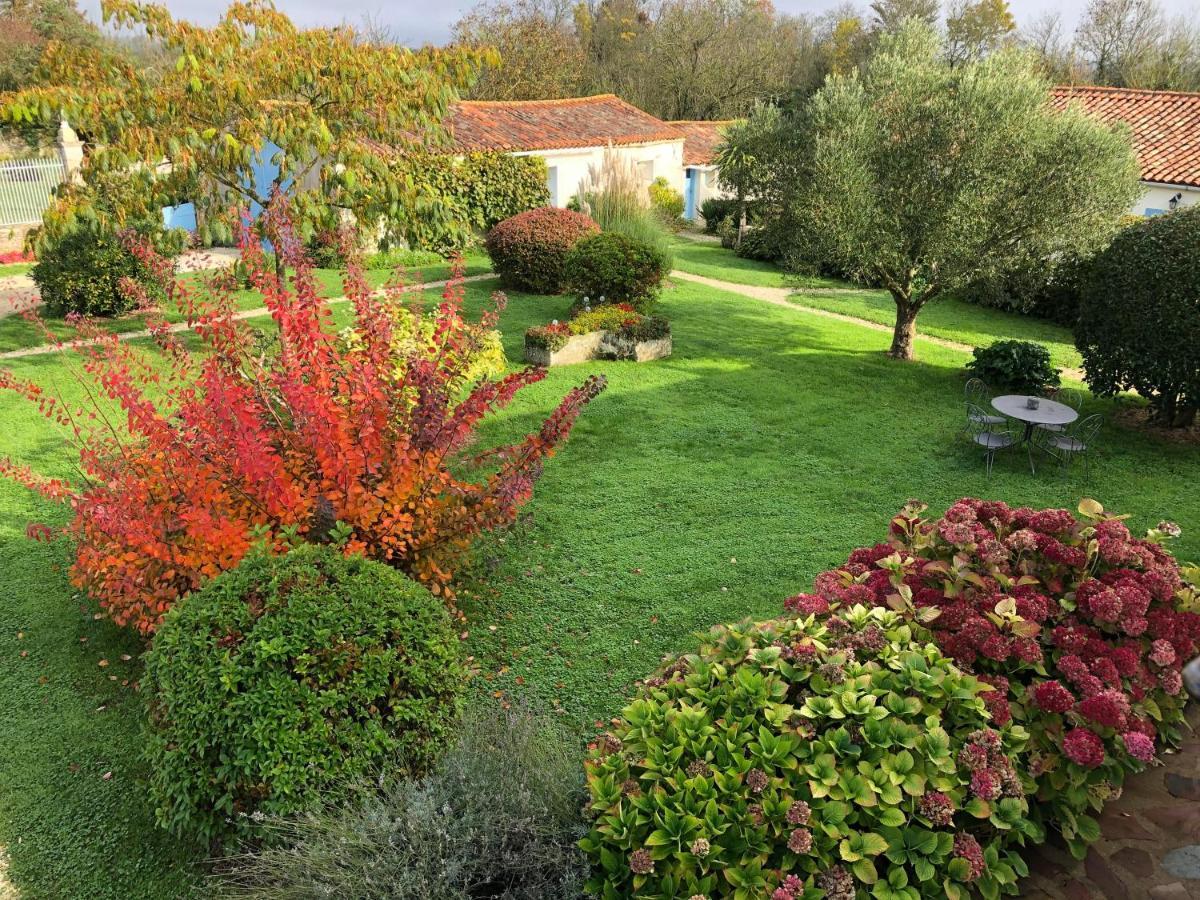 L'Enclos Bleu, Gite - Marais Poitevin Avec Piscine Chauffee Chaille-Les-Marais Екстериор снимка