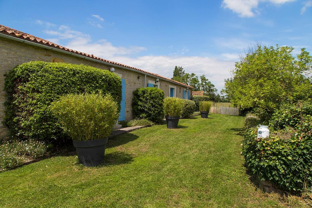 L'Enclos Bleu, Gite - Marais Poitevin Avec Piscine Chauffee Chaille-Les-Marais Екстериор снимка