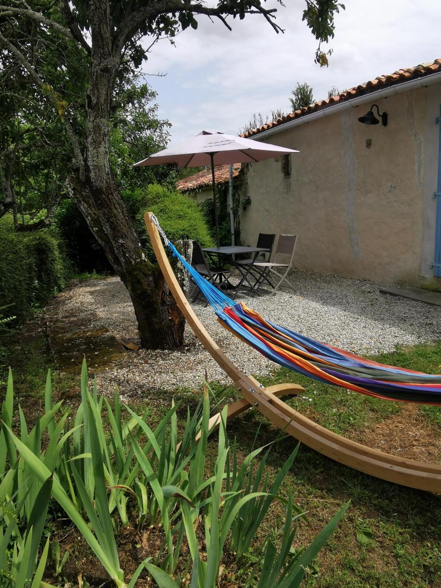 L'Enclos Bleu, Gite - Marais Poitevin Avec Piscine Chauffee Chaille-Les-Marais Екстериор снимка
