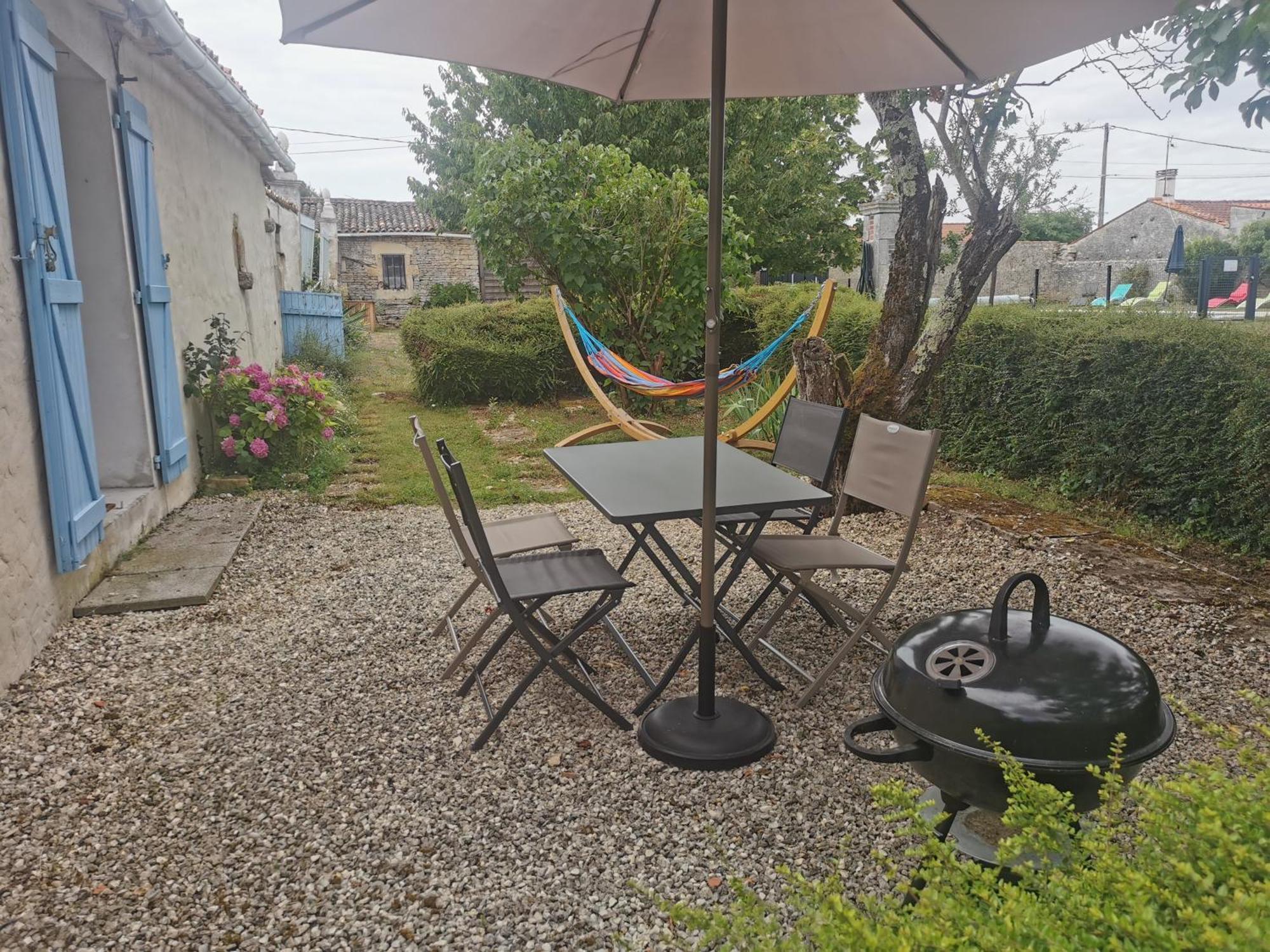 L'Enclos Bleu, Gite - Marais Poitevin Avec Piscine Chauffee Chaille-Les-Marais Екстериор снимка