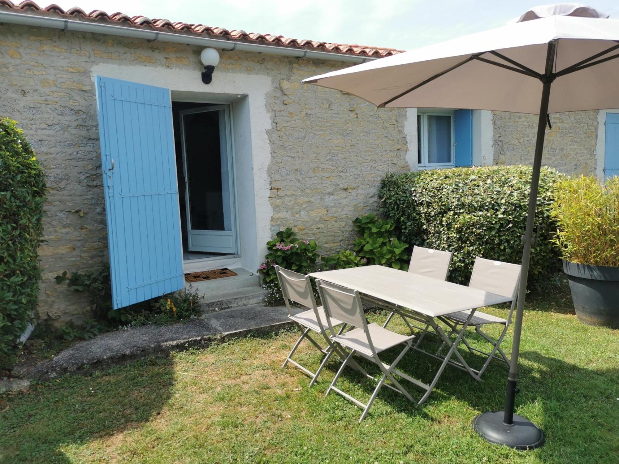 L'Enclos Bleu, Gite - Marais Poitevin Avec Piscine Chauffee Chaille-Les-Marais Екстериор снимка