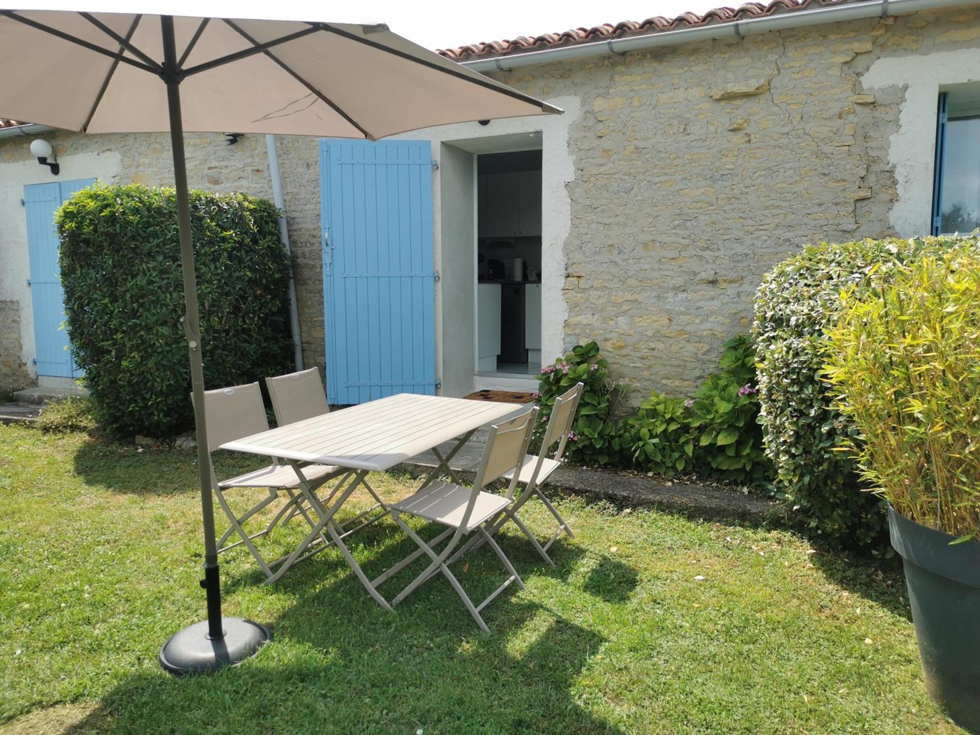 L'Enclos Bleu, Gite - Marais Poitevin Avec Piscine Chauffee Chaille-Les-Marais Екстериор снимка