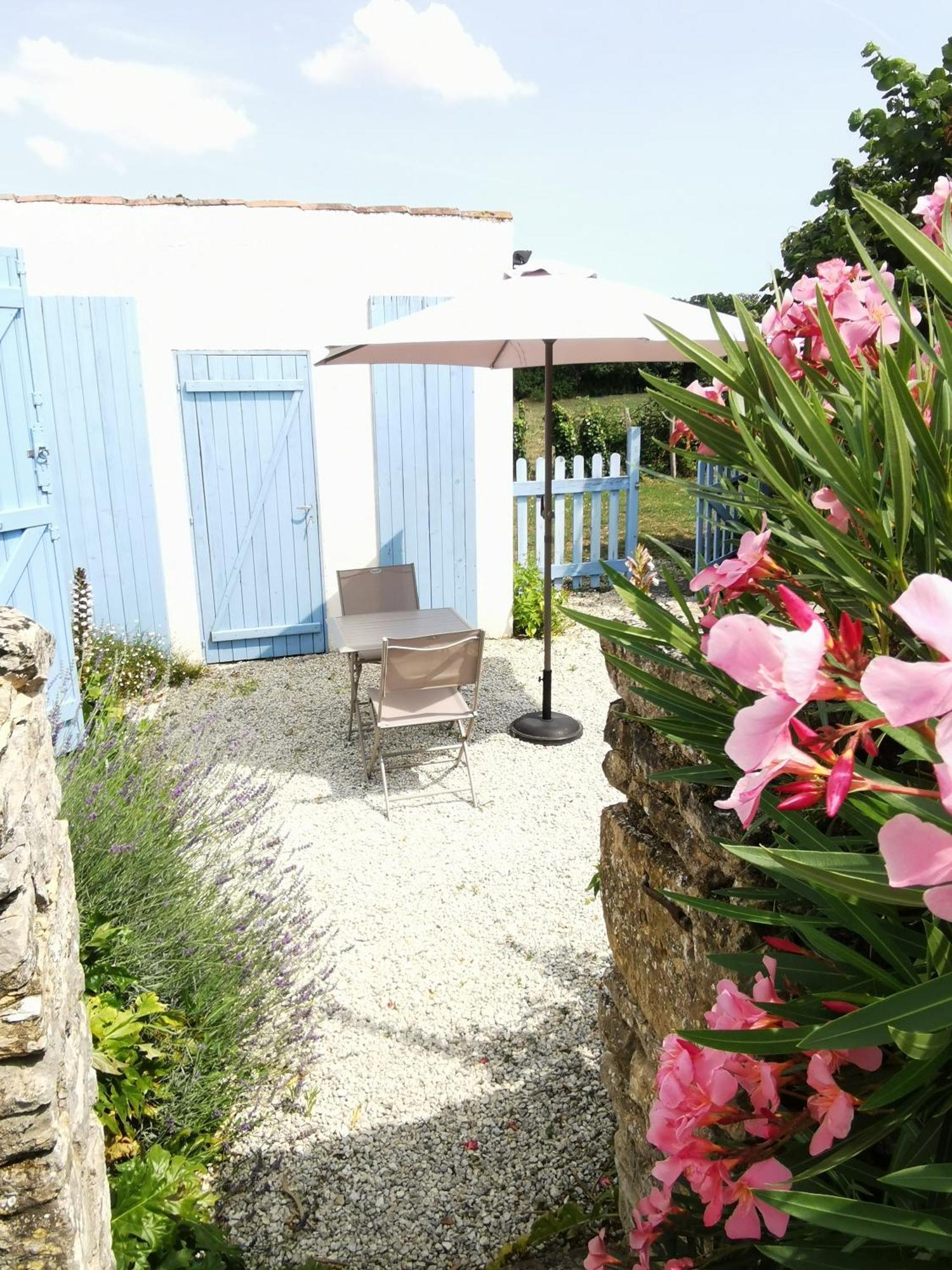 L'Enclos Bleu, Gite - Marais Poitevin Avec Piscine Chauffee Chaille-Les-Marais Екстериор снимка